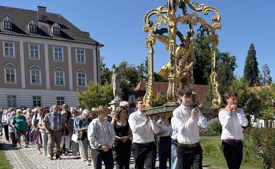 Schutzengelsonntag: Maturanten trugen Schutzengelstatue in Wilhering