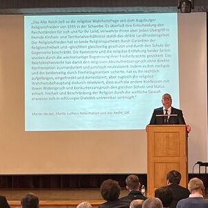 Superintendent Dr. Gerold Lehner bei seinem Vortrag mit Zitat im Hintergrund