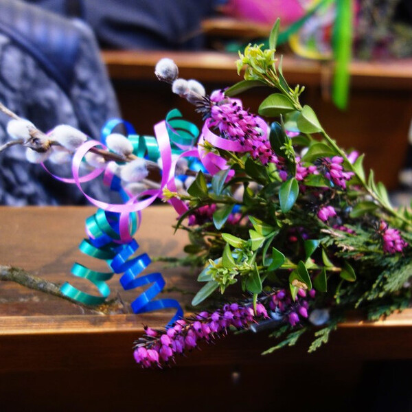 KFB bindet Palmbuschen für unsere Pfarrgemeinde