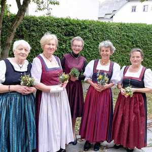 Goldhaubenfrauen mit Kräuterbüscherl
