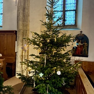 Christbaum in der Kirche