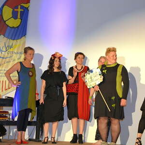 MODENSCHAU und Informationen über ökologisch und fair hergestellte Kleidung 