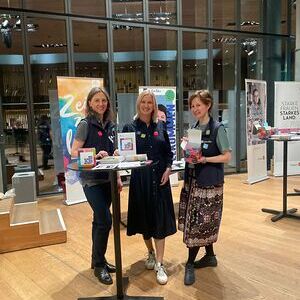 Iris Jilka, Michaela Leppen und Sandra Schlager (v.l.) mit den Frauenrollen-Buttons