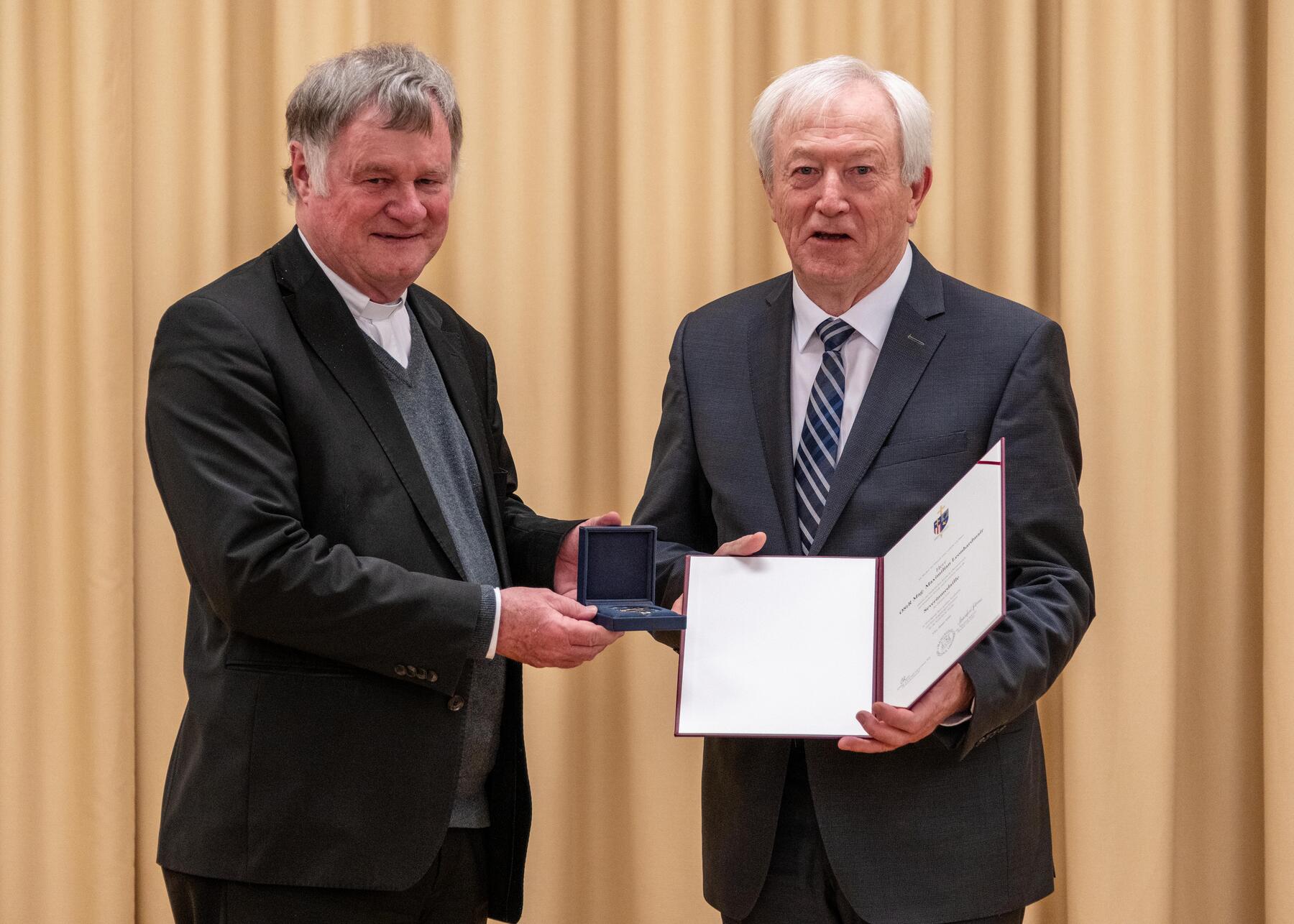 Severinmedaille: Maximilian Leonhardmair – Neuhofen an der Krems / © Diözese Linz / Johannes Kienberger Von Bischof Manfred Scheuer mit der Severinmedaille ausgezeichnet: Mag. Maximilian Leonhardmair – Neuhofen an der Krems