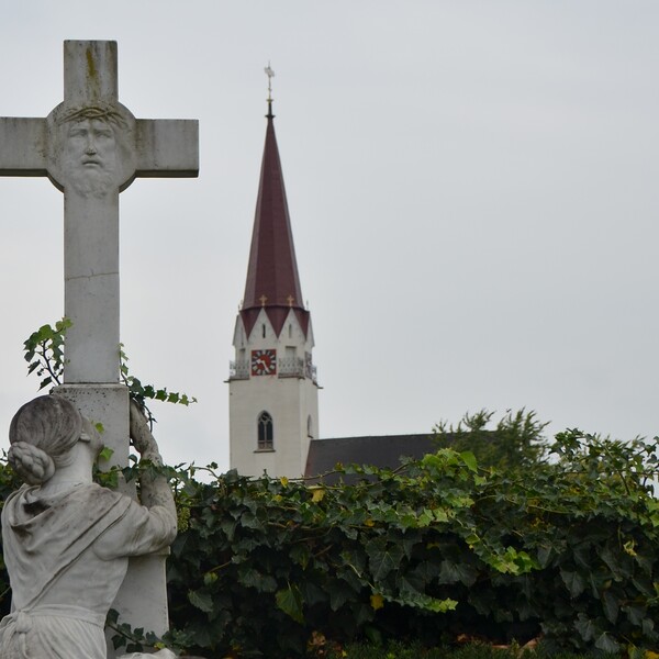 Kreuz und Kirche 