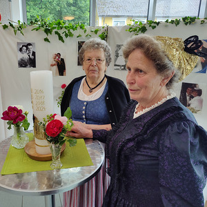 Goldhauben mit Jubiläumskerze