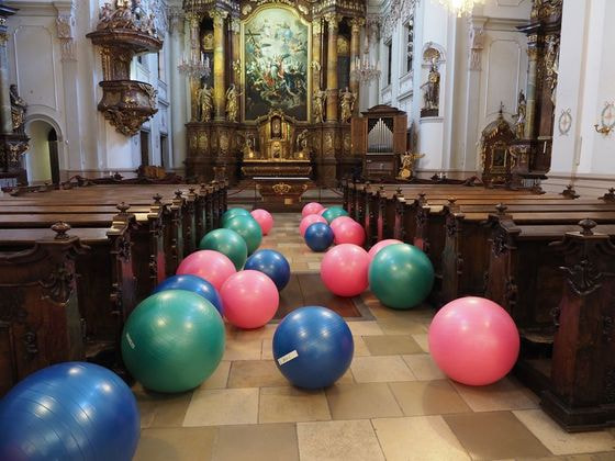 Eine Ausstellung zum Ausprobieren: 'balance' in der Linzer Ursulinenkirche.