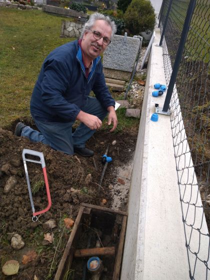 Bert Laußermayer beim Legen der Wasserleitung