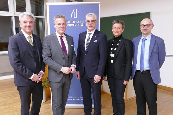 Rektor Univ.-Prof. Dr. Michael Fuchs, Mag. Tarek Leitner, Univ.-Prof. Dr. Ewald Volgger OT, Vizerektorin Univ.-Prof.in Dr.in Klara-Antonia Csiszar, Ass.-Prof. Dr. Predrag Bukovec. 