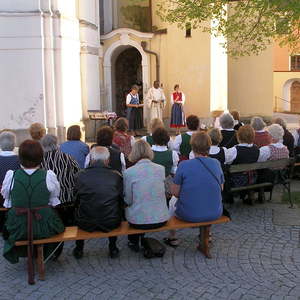 Maiandacht vor der Lourdesgrotte