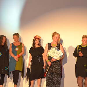 MODENSCHAU und Informationen über ökologisch und fair hergestellte Kleidung 