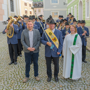 Dankefest in der Pfarre Kirchdorf an der Krems, BIld: Die Stadtkapelle überrascht nach dem Sonntagsgottesdienst die scheidende Pastoralassistentin Bernadette Hackl und Pfarrverwalter Günter Wolfinger mit einem Ständchen
