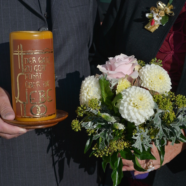 Kerze und Blumenstrauß