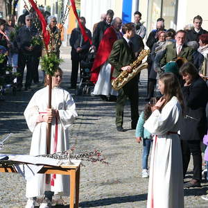 Palmweihe vor der Kirche