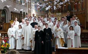 Frater Anton Wölfl (l. vorne) und Frater Klaus Kagermeier nach dem Ablegen ihres zeitlichen Gelübdes zusammen mit der Redemptoristen-Familie in der Klosterkirche Maria Hilf in Cham. 