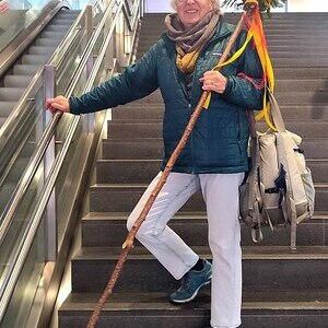 Gertrude Pallanch mit Pilgerstab