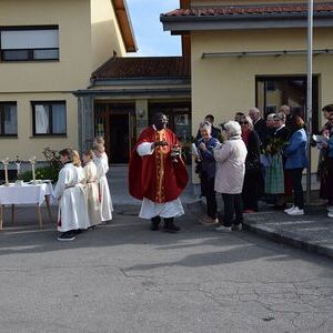 Palmweihe vor dem Pfarrheim