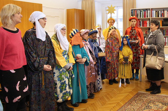 SternsingerInnen zu Besuch im Bischofshof. Links: Mayella Gabmann, rechts Maria Osternmann.