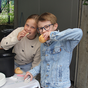 Mia und Jeremias freuten sich über mehr als 100 Portionen verkaufte Bratwürstl