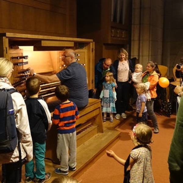 Domorganist Wolfgang Kreuzhuber mit der ersten Gruppe von „Orgel mit allen Sinnen”