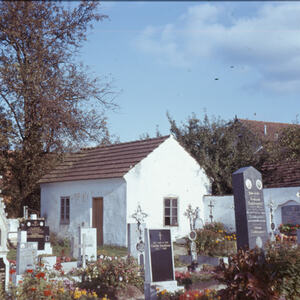 1917 wurde das hölzerne Leichenhaus durch ein gemauertes ersetzt.