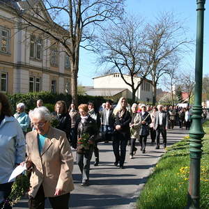 Palmweihe vor der Kirche