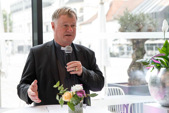 Medienempfang / © Diözese Linz / Hermann Wakolbinger Bischof Manfred Scheuer bedankte sich bei den Journalist:innen für einen 'sorgsamen Journalismus.