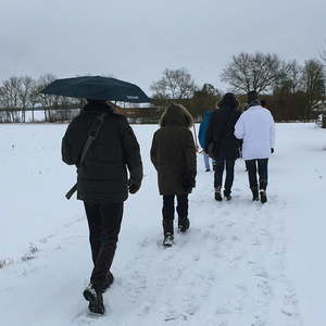 Auf Feldwegen und zuletzt auf der Landstraße erreichten wir um 14:40 die Kirche Leombach. Leider begann es im letzten Abschnitt leicht zu regnen.