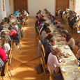 Gemeinsames Fastensuppenessen im Sommerrefektorium des Benediktinerstiftes Lambach.