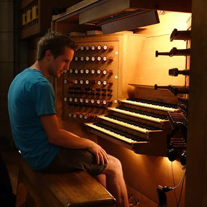 Ein junger Organist darf auch selbst mal ran...