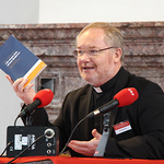 Generalvikar DDr. Severin Lederhilger mit dem Buch von der Sommerakademie 2016