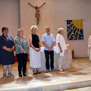 Seelsorgeteam v.l. Karl Wegerer, Angelika Merta, Claudia Goldgruber, Gabriele Schlosser, Christian Dandl, Maria-Anna Grasböck, Pfarrer Franz Asen am Ambo