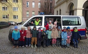 Verkehrserziehung im Kindergarten mit Polizist Martin