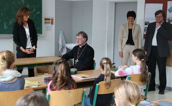 Bischof Scheuer im Gymnasium Schärding