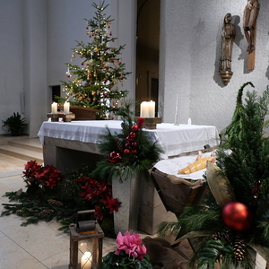 Weihnachtlich geschmückte Kirche in Kleinmünchen
