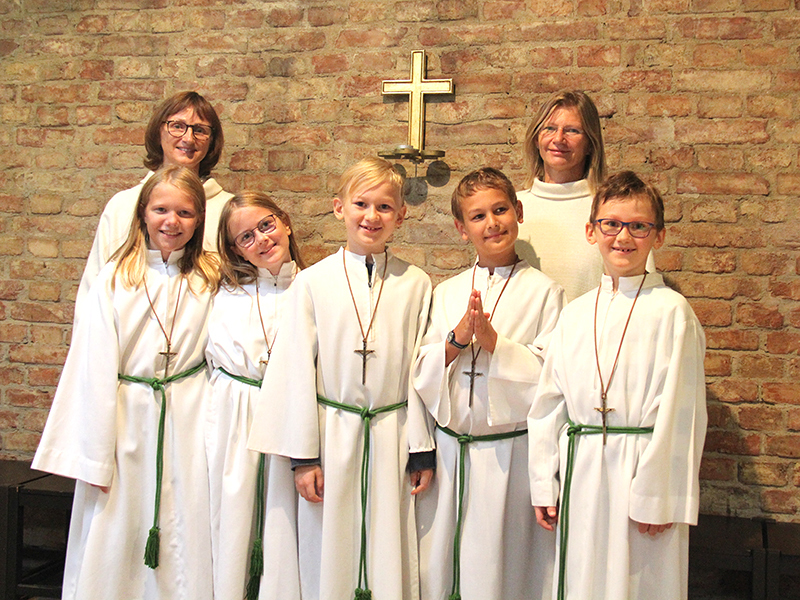 Gruppenfoto der MinistrantInnen mit Maria Fischer und Renate Moser