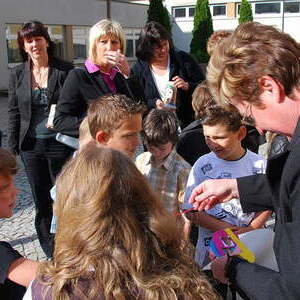 Elisabeth Strigl verteilte die (Musik) Noten