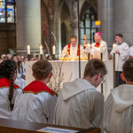 Ministrant:innen bei der Gabenbereitung