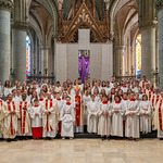Gruppenfoto: etwa 100 jungen Ministrant:innen und Bischof Manfred Scheuer