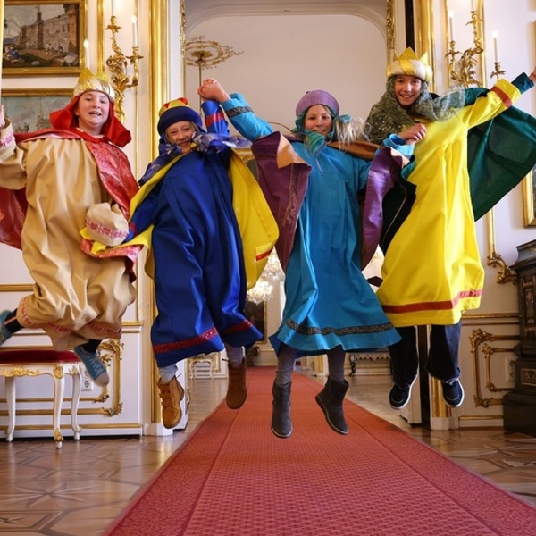 Jubelnde Sternsingerinnen