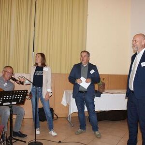 V. r.: Die beiden Prozessbegleiter Christoph Burgstaller und Christoph Artner-Sulzer mit der inhaltlichen Beauftragten Daniela Klein und Wolfgang Froschauer, der die Veranstaltung musikalisch begleitete.