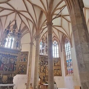 Doppelschiffige Hallenkirche mit Palmensäule