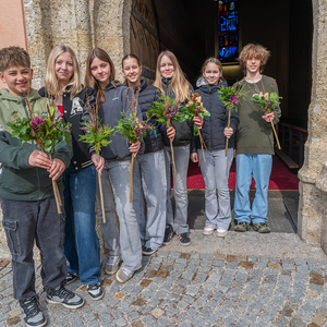Pfarre Kirchdorf an der Krems  Firmlinge halfen eifrig mit beim Binden der Palmbuschen