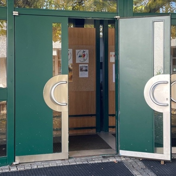 geöffnete Kirchentür