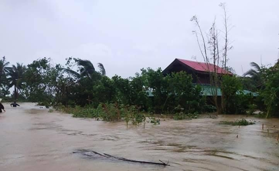 Wohnhäuser stehen unter Wasser