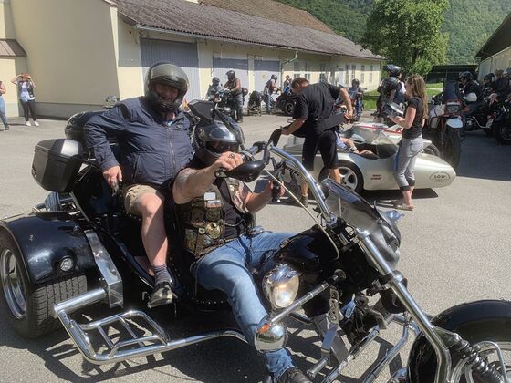 Biker Erich mit Alois am Sozius. / © Caritas Biker Erich mit Alois am Sozius.
