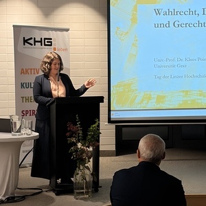 Sarah Emberger begrüßt von Seiten der KHG