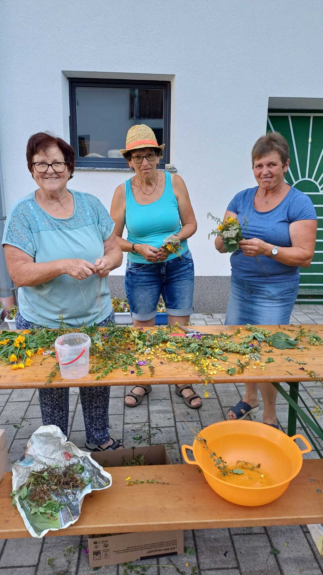 Fleißige Frauen binden Kräuterbüschel