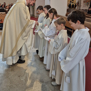 Kreuz und Ausweis als Symbol, dass sie dazugehören