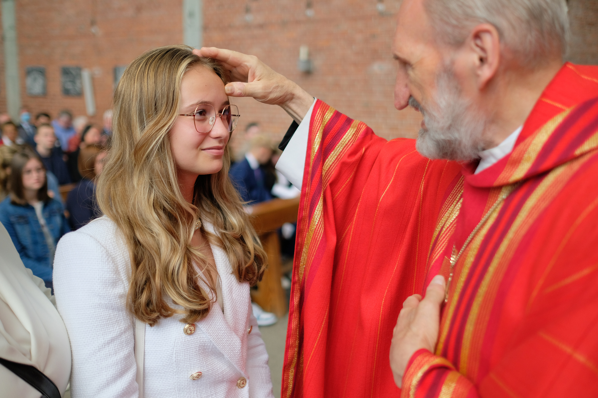 Mädchen wird gefirmt